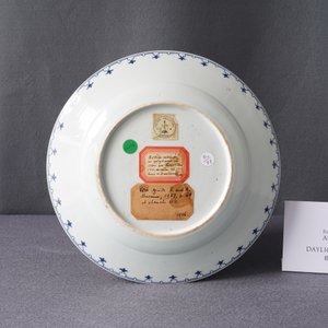 Een Chinese blauw-witte schotel met prieeldecor naar Cornelis Pronk, Qianlong — foto 4