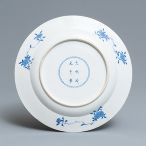 Een Chinese blauw-witte schotel met ruiters te paard, Chenghua merk, Kangxi — foto 2