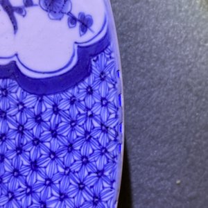 Een Chinese blauw-witte schotel met ruiters te paard, Chenghua merk, Kangxi — foto 3