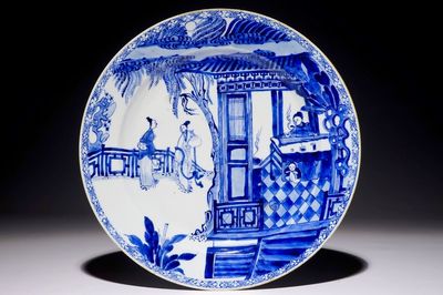 Een Chinese blauw-witte schotel met scène uit "De Romance van de Westelijke Kamer", Yongzheng