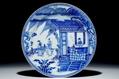 Een Chinese blauw-witte schotel met scène uit "De Romance van de Westelijke Kamer", Yongzheng