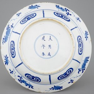 Een Chinese blauw-witte schotel met strijdende rijders, Kangxi — foto 2
