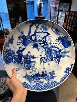 Een Chinese blauw-witte schotel met strijders te paard, 19e eeuw — foto 1