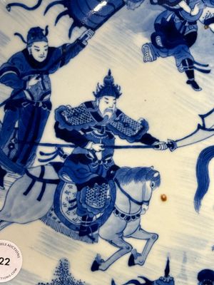 Een Chinese blauw-witte schotel met strijders te paard, 19e eeuw — foto 3