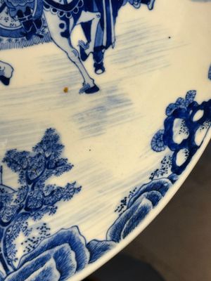 Een Chinese blauw-witte schotel met strijders te paard, 19e eeuw — foto 5