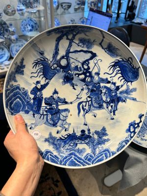 Een Chinese blauw-witte schotel met strijders te paard, 19e eeuw — foto 9