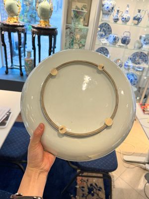 Een Chinese blauw-witte schotel met strijders te paard, 19e eeuw — foto 10