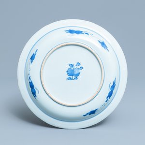 Een Chinese blauw-witte schotel met twee figuren in een tuin, Transitie periode — foto 2