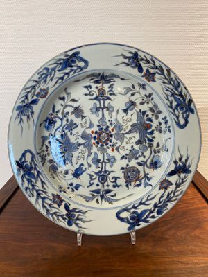 Een Chinese blauw-witte schotel met vergulde en ijzerrode accenten, Yongzheng — foto 1