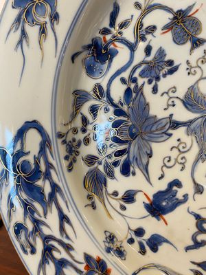 Een Chinese blauw-witte schotel met vergulde en ijzerrode accenten, Yongzheng — foto 3