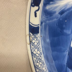 Een Chinese blauw-witte schotel met verhalend decor, Kangxi — foto 3