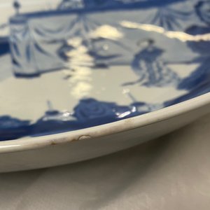 Een Chinese blauw-witte schotel met verhalend decor, Kangxi — foto 4