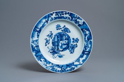 Een Chinese blauw-witte schotel met verhoogd centraal medaillon, Kangxi