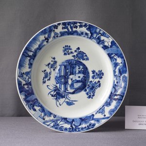 Een Chinese blauw-witte schotel met verhoogd centraal medaillon, Kangxi — foto 3