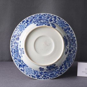 Een Chinese blauw-witte schotel met verhoogd centraal medaillon, Kangxi — foto 4