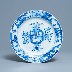 Een Chinese blauw-witte schotel met verhoogde ziel, Kangxi — foto 1