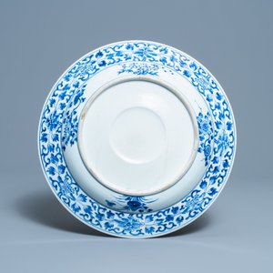 Een Chinese blauw-witte schotel met verhoogde ziel, Kangxi — foto 2