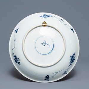 Een Chinese blauw-witte schotel met vruchten in gebladerte, Kangxi — foto 2