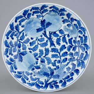 Een Chinese blauw-witte schotel met vruchten in gebladerte, Kangxi — foto 1
