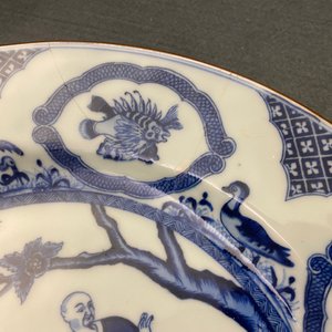 Een Chinese blauw-witte schotel naar Cornelis Pronk, 'De doktersvisite aan de keizer', Qianlong — foto 3