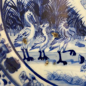 Een Chinese blauw-witte schotel naar Cornelis Pronk, 'De parasoldames', Qianlong — foto 11