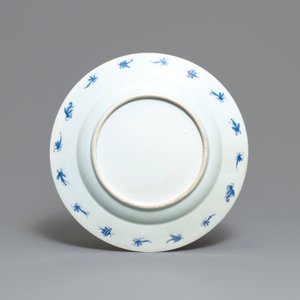 Een Chinese blauw-witte schotel naar Cornelis Pronk, 'De parasoldames', Qianlong — foto 2
