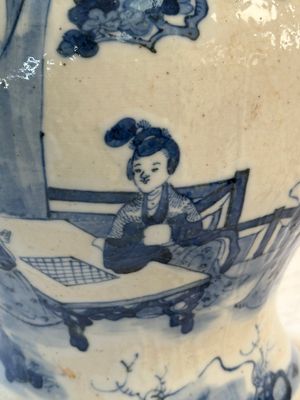 Een Chinese blauw-witte schotel op celadon fondkleur en een dekselvaas, Chenghua merk, 19e eeuw — foto 11