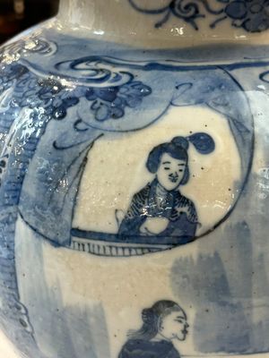 Een Chinese blauw-witte schotel op celadon fondkleur en een dekselvaas, Chenghua merk, 19e eeuw — foto 12
