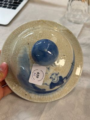 Een Chinese blauw-witte schotel op celadon fondkleur en een dekselvaas, Chenghua merk, 19e eeuw — foto 14