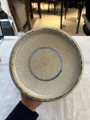 Een Chinese blauw-witte schotel op celadon fondkleur en een dekselvaas, Chenghua merk, 19e eeuw — foto 17