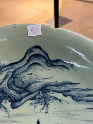 Een Chinese blauw-witte schotel op celadon fondkleur en een dekselvaas, Chenghua merk, 19e eeuw — foto 2