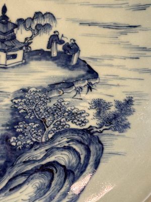 Een Chinese blauw-witte schotel op celadon fondkleur en een dekselvaas, Chenghua merk, 19e eeuw — foto 4