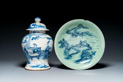 Een Chinese blauw-witte schotel op celadon fondkleur en een dekselvaas, Chenghua merk, 19e eeuw