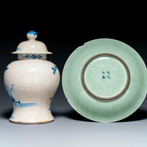 Een Chinese blauw-witte schotel op celadon fondkleur en een dekselvaas, Chenghua merk, 19e eeuw — foto 2