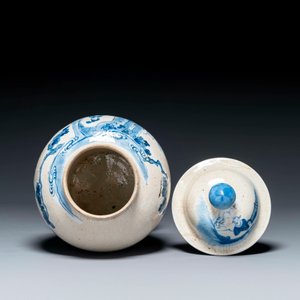 Een Chinese blauw-witte schotel op celadon fondkleur en een dekselvaas, Chenghua merk, 19e eeuw — foto 3