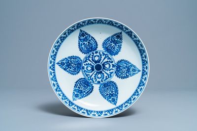 Een Chinese blauw-witte schotel voor de islamitische markt, Kangxi