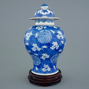 Een Chinese blauw-witte "Shou" karakter dekselvaas, Kangxi — foto 1