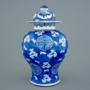 Een Chinese blauw-witte "Shou" karakter dekselvaas, Kangxi — foto 5