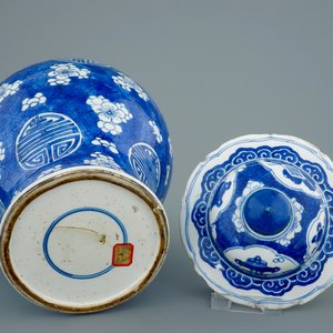 Een Chinese blauw-witte "Shou" karakter dekselvaas, Kangxi — foto 7