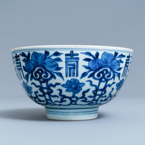 Een Chinese blauw-witte 'Shou' kom, 'Shen de tang bo gu zhi' merk, Kangxi — foto 3