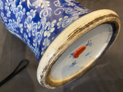 Een Chinese blauw-witte 'Shou' vaas met vlinders en een paar flesvormige sang-de-boeuf-geglazuurde vazen, 19/20e eeuw — foto 5
