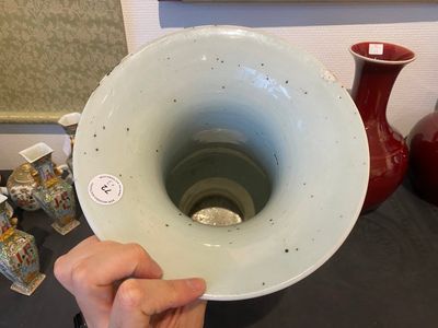 Een Chinese blauw-witte 'Shou' vaas met vlinders en een paar flesvormige sang-de-boeuf-geglazuurde vazen, 19/20e eeuw — foto 6