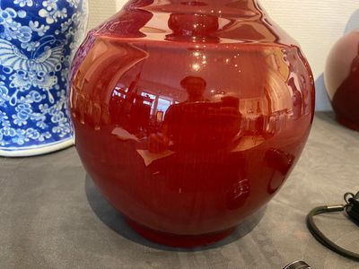Een Chinese blauw-witte 'Shou' vaas met vlinders en een paar flesvormige sang-de-boeuf-geglazuurde vazen, 19/20e eeuw — foto 8