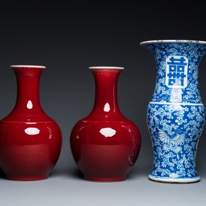 Een Chinese blauw-witte 'Shou' vaas met vlinders en een paar flesvormige sang-de-boeuf-geglazuurde vazen, 19/20e eeuw — foto 3