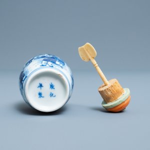 Een Chinese blauw-witte snuiffles, Chenghua merk, Yongzheng — foto 6