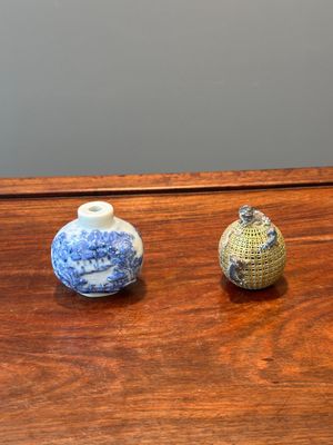 Een Chinese blauw-witte snuiffles en een famille rose opengewerkte bal, 19e eeuw — foto 1