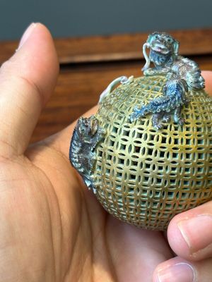 Een Chinese blauw-witte snuiffles en een famille rose opengewerkte bal, 19e eeuw — foto 15