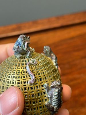 Een Chinese blauw-witte snuiffles en een famille rose opengewerkte bal, 19e eeuw — foto 16