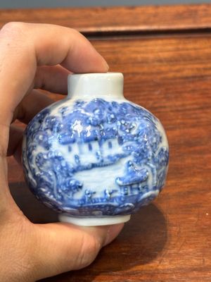 Een Chinese blauw-witte snuiffles en een famille rose opengewerkte bal, 19e eeuw — foto 2