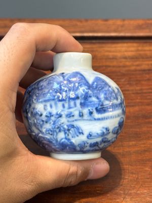 Een Chinese blauw-witte snuiffles en een famille rose opengewerkte bal, 19e eeuw — foto 4
